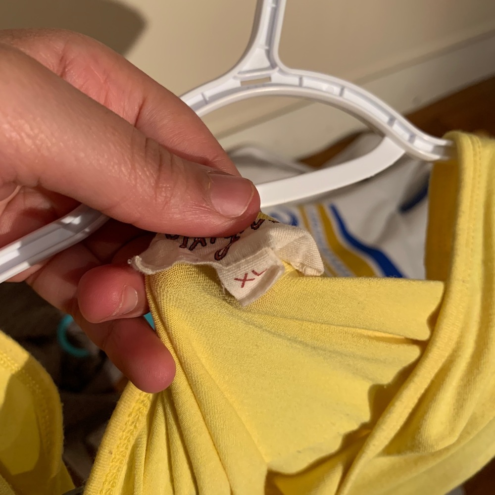 Light yellow low cut t-shirt - Picture 3 of 3